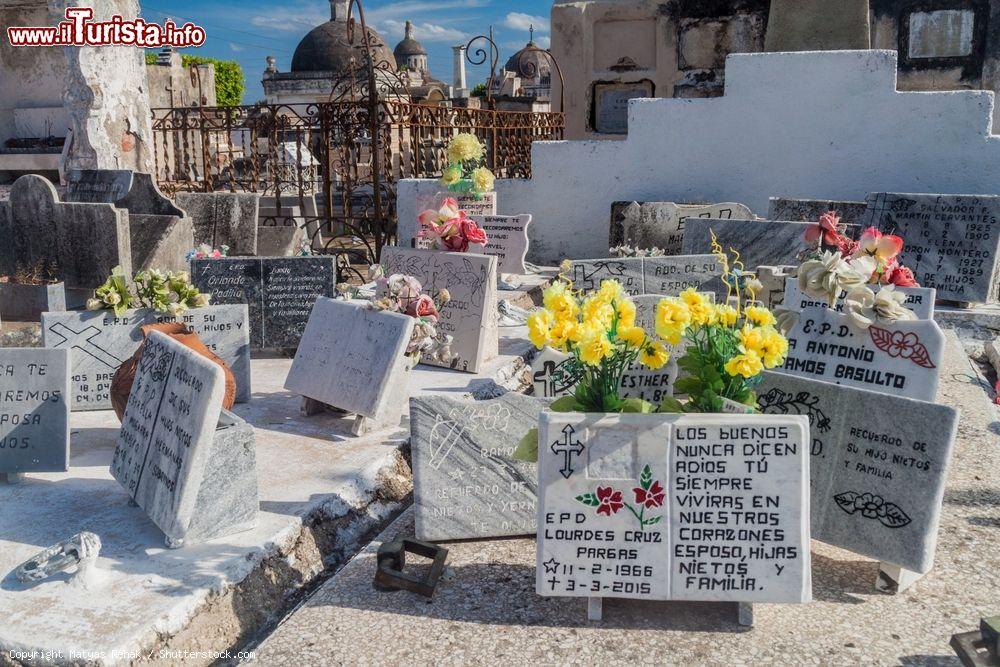 Immagine Cimitero di Camaguey, Cuba - Tombe e lapidi nel cimitero della città cubana © Tupungato / Shutterstock.com