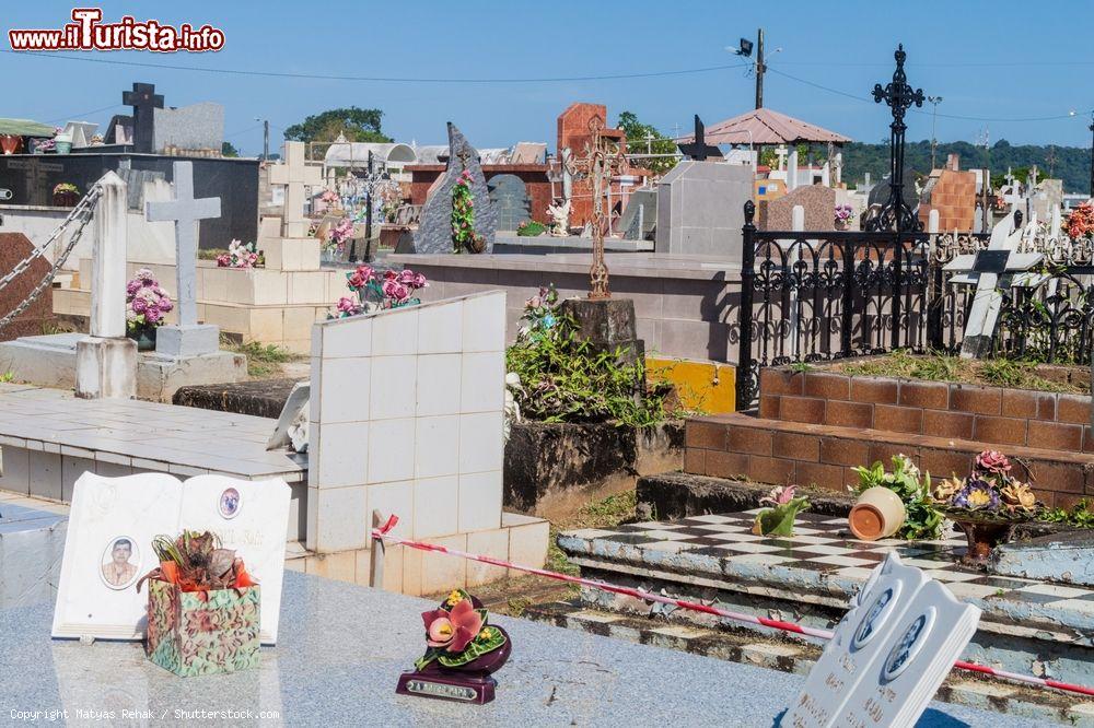 Immagine Il cimitero di Cayenne, Guyana Francese - © Matyas Rehak / Shutterstock.com