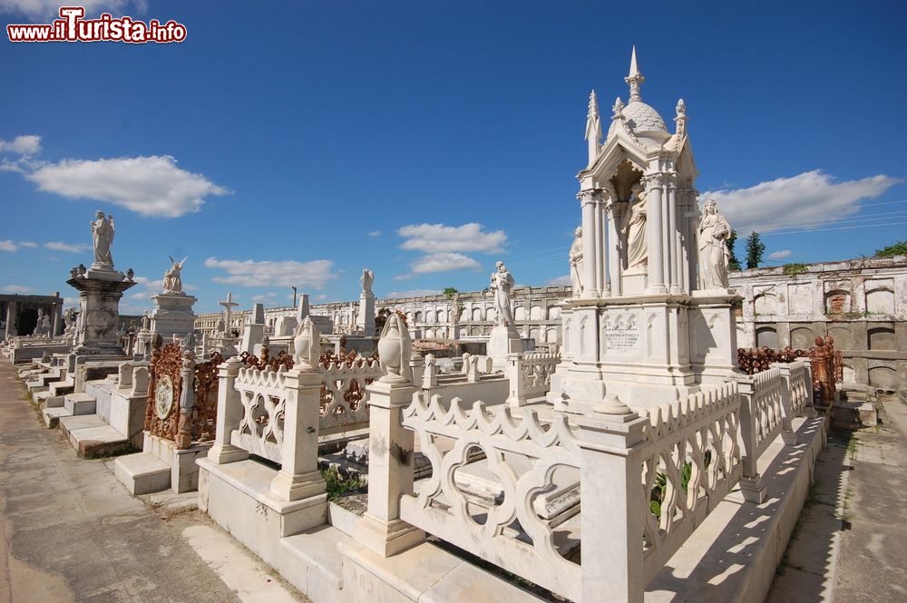 Immagine Alcune tombe nel cimitero di Cienfuegos (Cuba). In città si trovano due cimiteri, entrambi molto interessanti per le loro sculture.