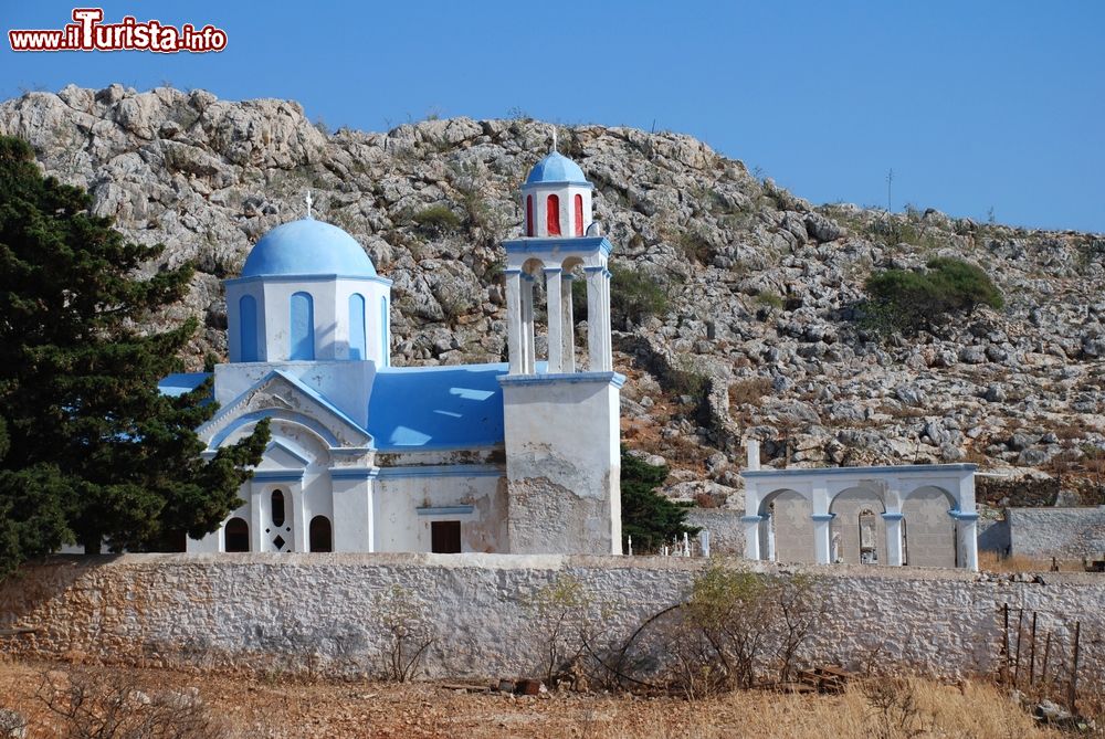 Immagine Cimitero di Emborio, isola di Chalki (Grecia): la pittoresca chiesa con le cupole azzurre.
