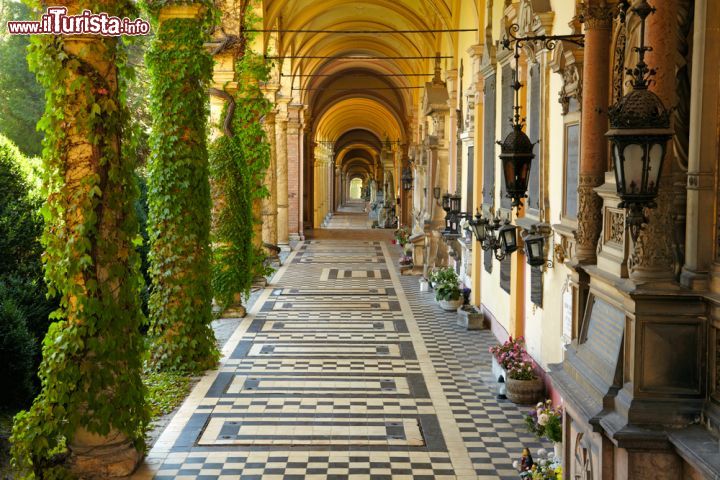 Immagine Cimitero di Mirogoj a Zagabria, Croazia. E' uno dei parchi monumentali più belli d'Europa. Disegnato dall'architetto Herman Bollé, è caratterizzato da un'arcata neo rinascimentale lunga 500 metri, da 20 cupole e alcuni padiglioni, il tutto mescolato con una ricca vegetazione - © SJ Travel Photo and Video / Shutterstock.com