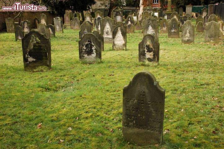 Immagine Cimitero ebraico a Hameln, Germania. Vecchie lapidi in pietra di un grande cimitero di religione ebraica della città tedesca - © Philip Lange / Shutterstock.com