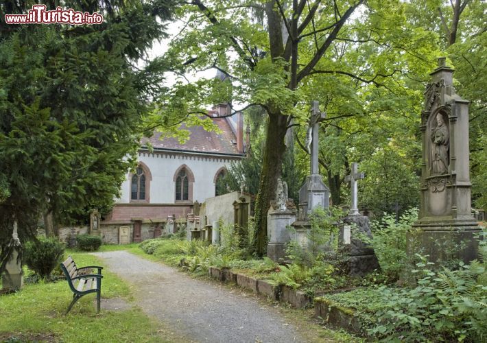 Immagine Un particolare dell'affascinante antico cimitero e della relativa cappella a Friburgo in Bresgovia (Germania) - foto © PRILL / Shutterstock.com