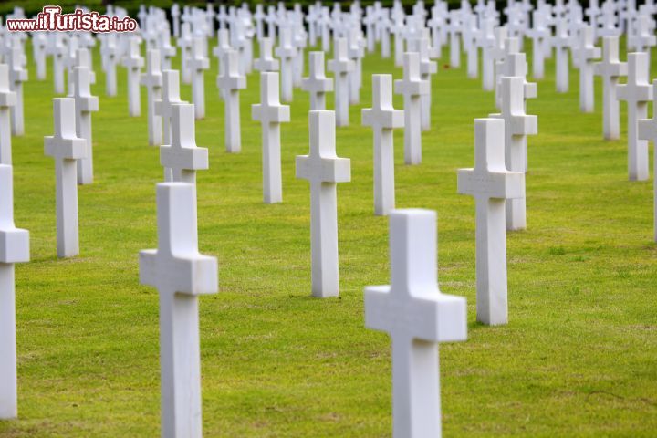 Immagine Cimitero Militare Americano di Nettuno, Lazio: le croci bianche dei soldati scomparsi in guerra © Vladimir Mucibabic / Shutterstock.com