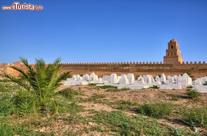 Immagine Cimitero musulmano nei pressi della Grande Moschea di Kairouan, Tunisia - In calce bianca le tombe dell'antico cimitero musulmano ospitato di fronte alla moschea di 'Uqba © Dmitry Eagle Orlov / Shutterstock.com