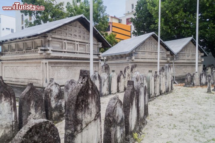 Immagine Il cimitero della Old Friday Mosque (Hukuru Miskiiy), la più antica moschea di Male, Maldive - foto © Matyas Rehak / Shutterstock.com