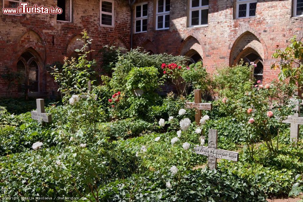 Immagine Antico cimitero nella corte di un palazzo storico a Luneburg