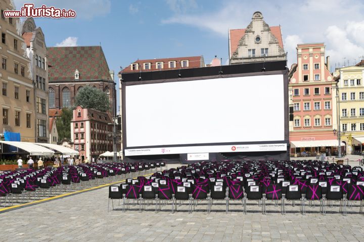 Immagine Cinema estivo nel centro di Wroclaw, Polonia - Spettacolo cinematografico allestito nel cuore della città polacca nell'ambito del New Horizons Cinema © ppart / Shutterstock.com