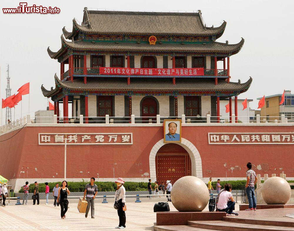 Immagine Cinesi e turisti in South Gate Square nel centro di Yinchuan, Cina - © Katoosha / Shutterstock.com