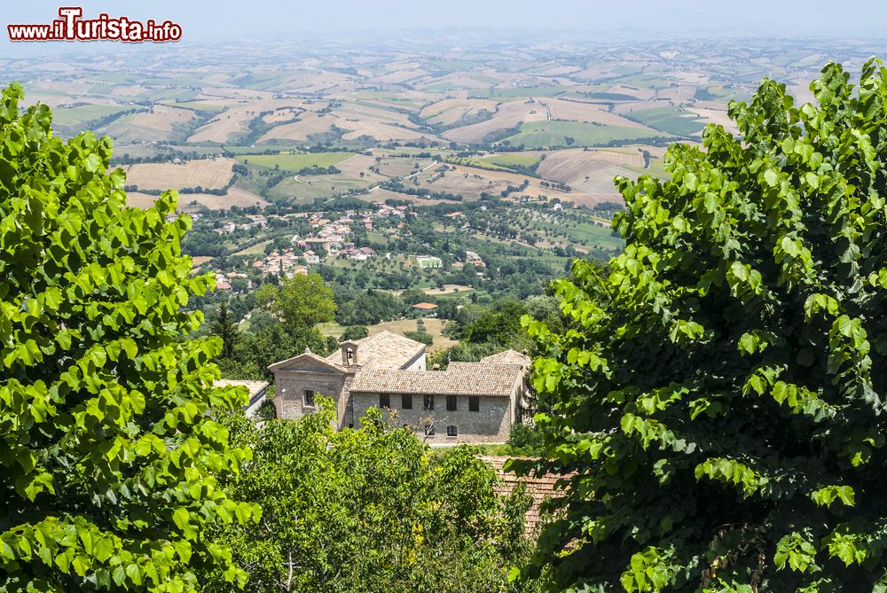 Immagine Cingoli, il balcone panoramico sulle Marche. A 631 metri di altezza, Cingoli, fra vigneti e uliveti, vanta una posizione panoramica incredibile tanto da renderlo uno dei borghi più belli d'Italia.