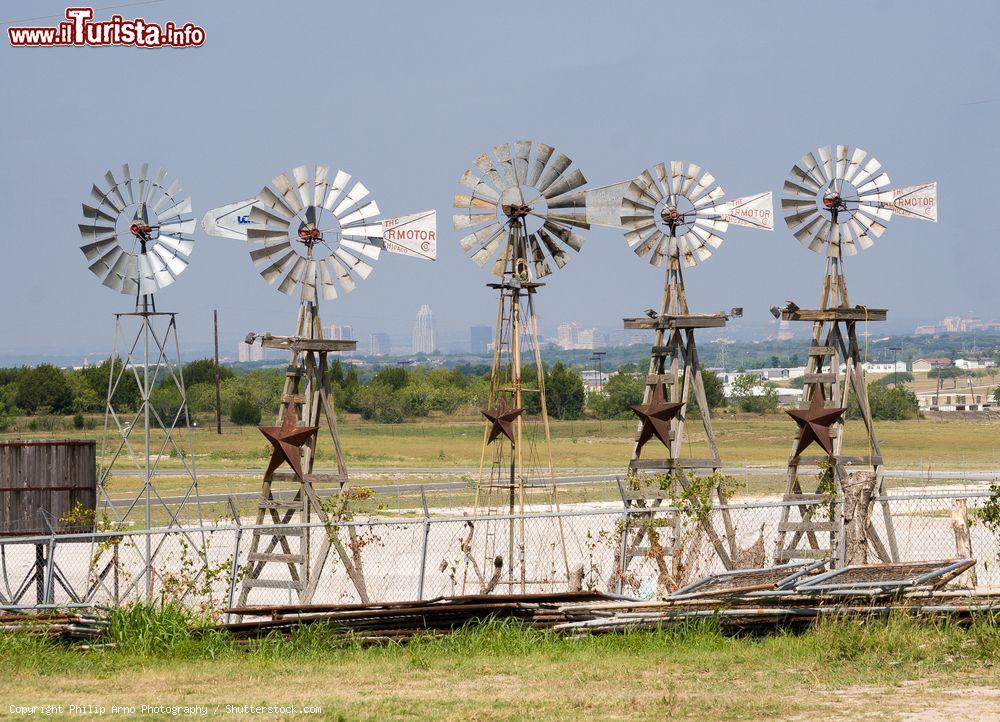 Immagine Cinque piccoli mulini a vento fuori dal centro di Austin, Texas - © Philip Arno Photography / Shutterstock.com