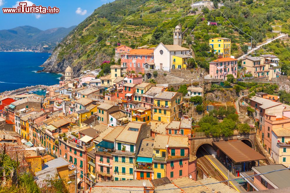 Immagine Cinque Terre, Liguria: il panorama del borgo di Vernazza.