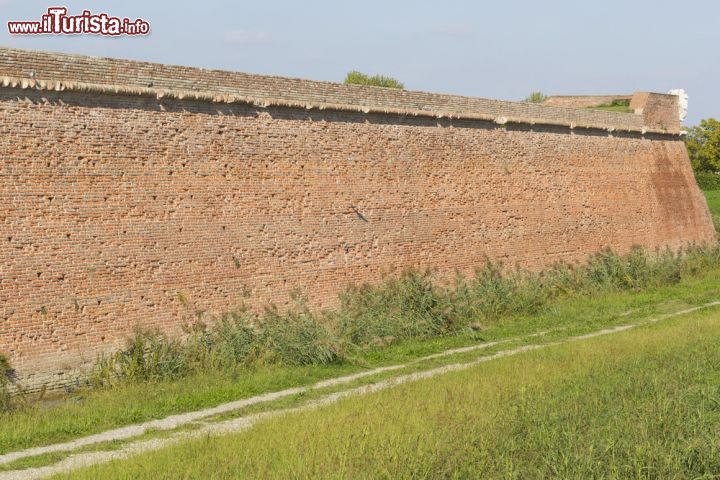 Immagine Scorcio delle antiche mura di cinta difensive della città di Sabbioneta - Sabbioneta fu pensata, nella sua costruzione cinquecentesca, per essere una città fortezza e l'imponente cinta muraria che la circonda, a forma esagonale con sei bastioni e due porte maestre, ne è la dimostrazione. - © matteo sani / Shutterstock.com