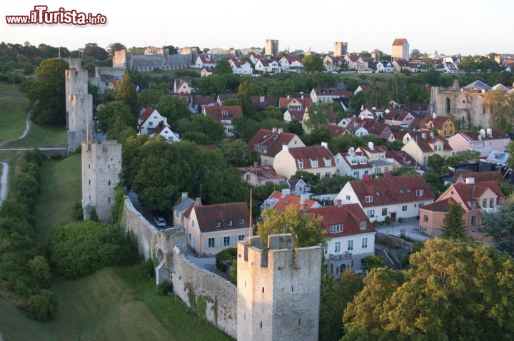 Immagine Visby è considerata una delle città fortificate più belle d'Europa. Sia le mura che il borgo sono perfettamente conservati e attirano ogni anno migliaia di turisti - Foto © Niar / Shutterstock.com