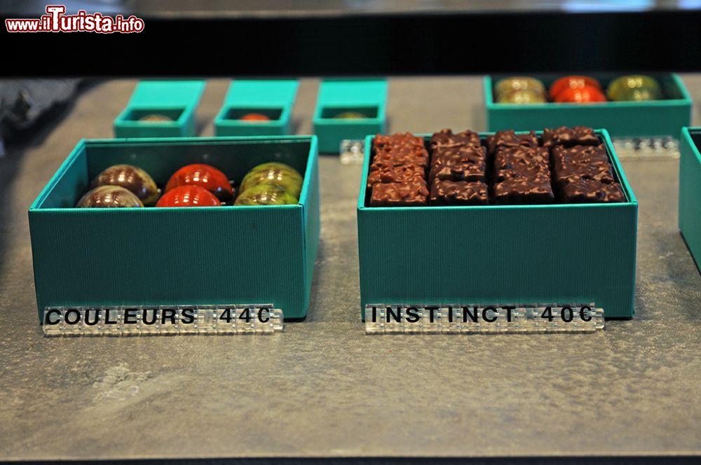 Immagine Cioccolatini nell'atelier di Patrick Roger a Parigi, Francia. Quella in Rue des Archives 43 è la nuova boutique aperta dall'artista-scultore del cioccolato - © Sonja Vietto Ramus