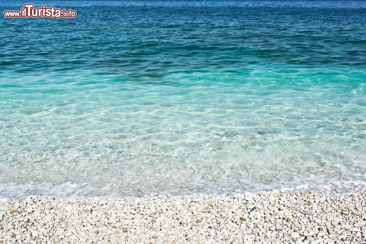 Immagine I ciottoli bianchi della spiaggia di Padulella, isola d'Elba, con l'acqua trasparente e cristallina del mare.