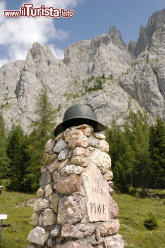 Immagine Cippo commemorativo alle sorgenti del Piave a Sappada, Veneto - Monumento in ricordo dei caduti costruito a Sappada che si estende in direzione est-ovest lungo la tratta attraversata dal fiume Piave, le cui sorgenti si trovano porprio nel territorio comunale a 1.800 metri sul livello del mare alle falde del monte Peralba © Marco Mariani / Shutterstock.com