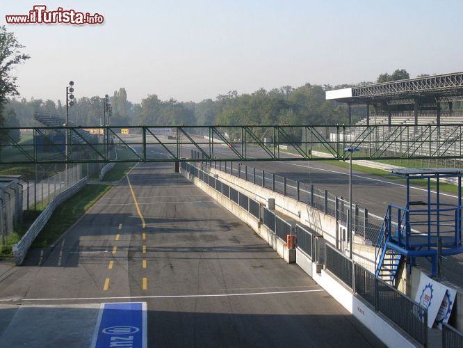 Immagine Il Circuito di Monza: l'uscita dalla cura parabolica e il rettilineo finale dell'Autodromo Nazionale, uno dei vanti della Lombardia - © Sitomon - Flickr - CC BY-SA 2.0 - Wikipedia