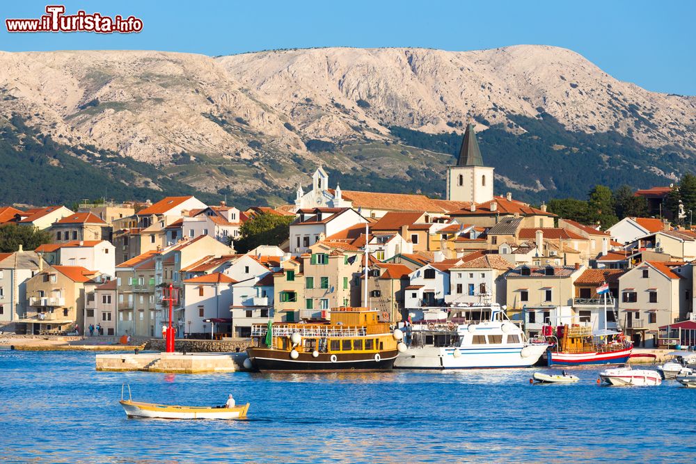 Immagine Vista panoramica della città di Baska, popolare destinazione turistica sull'isola di Krk (Veglia) in Croazia.