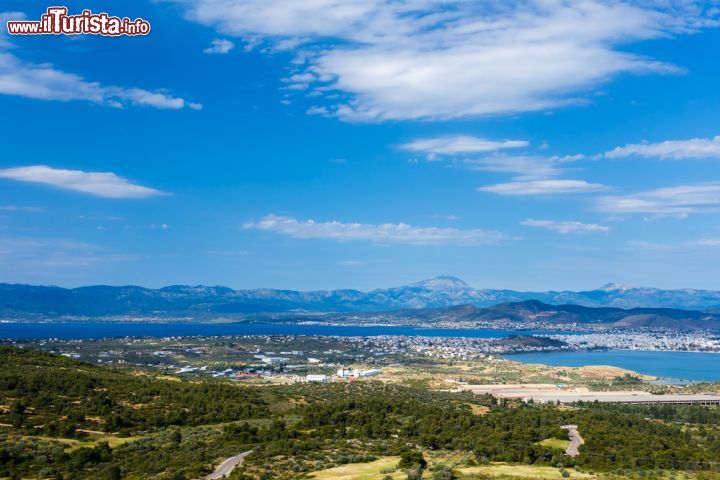 Immagine Veduta panoramica della città di Chalkida nell'isola di Eubea, Grecia - Situata nella seconda isola greca per estensione dopo Creta, questa bella cittadina è stata capoluogo di Eubea sin dall'antichità. Oggi, è un moderno centro che ospita anche il ponte che collega l'isola al continente  e da dove partono i traghetti. Sotto un cielo quasi sempre azzurro e terso, Chalkida offre attrazioni per tutti i gusti ad iniziare da un interessante museo archeologico sino a rovine di templi antichi e una fortezza del quindicesimo secolo © Nick Pavlakis  / Shutterstock.com