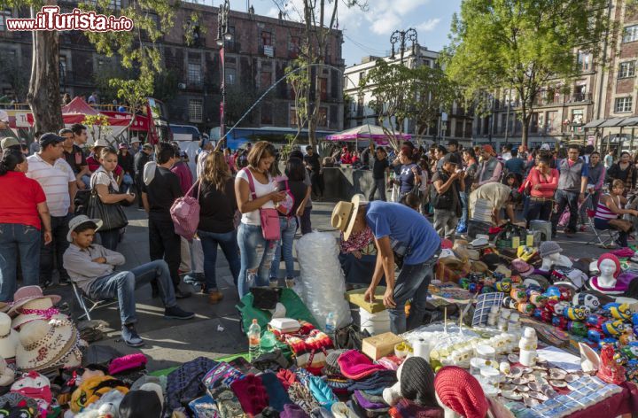 Immagine Città del Messico: venditori ambulanti sul marciapiede a lato della Catedral Metropolitana che si affaccia su Plaza de la Constitución, meglio conosciuta come lo Zócalo - foto © posztos / Shutterstock.com