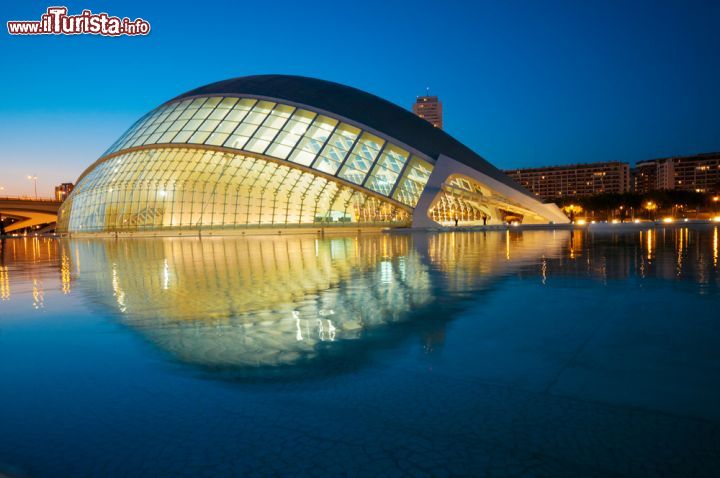 Immagine Una suggestiva foto serale della Città delle Arti e delle Scienze illuminata che si riflette nella vasca antistante. Il complesso, progettato dall'architetto Santiago Calatrava, è ormai il simbolo di Valencia (Spagna) - foto © Lipskiy