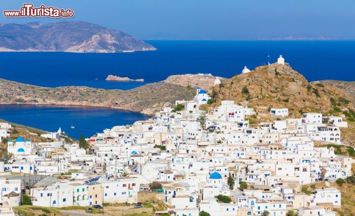 Immagine La città di Chora a Ios, Grecia. Capoluogo dell'isola, oltre che unica città, Chora si presenta con abitazioni bianche, chiese dalla cupola blu e mulini a vento. Durante il giorno ha un'atmosfera tranquilla mentre di notte offre locali e divertimenti per tutti - © Josef Skacel / Shutterstock.com