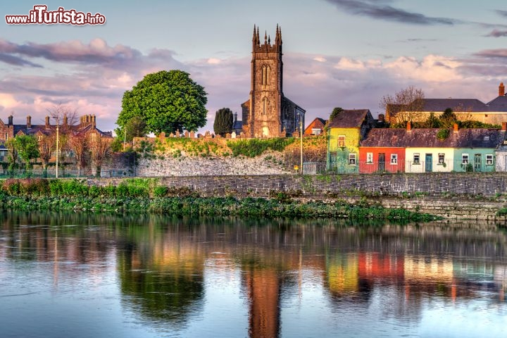 Immagine Città di Limerick in Irlanda: riflessi sul fiume Shannon al tramonto - © Patryk Kosmider / Shutterstock.com