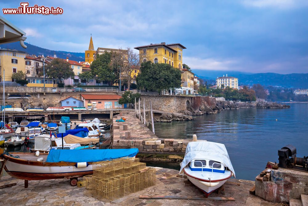 Immagine La città di Lovran con vista sul mare, Croazia. Questo bel Comune croato di circa 4 mila abitanti si trova nella regione Litoraneo-montana. Siamo nella baia di Kvarner.