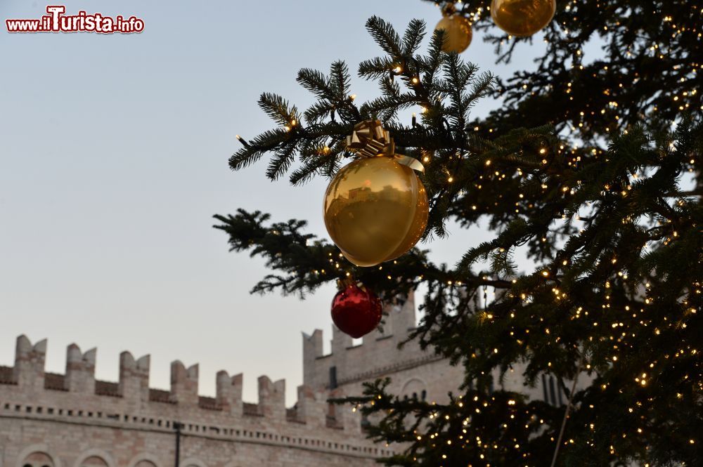 Immagine In occasione delle festività natalizie e dei suoi mercatini la città di Trento viene completamente trasformata dagli addobbi - © foto Daniele Mosna