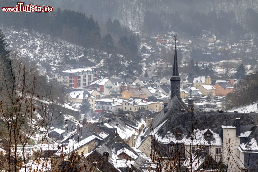 Immagine La città di Vianden fotografata con la neve, Lussemburgo.