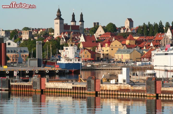 Immagine Un'immagine panoramica del borgo di Visby, sull'isola svedese di Gotland, e del porto che in epoca medievale fece la fortuna di questa piccola città commerciale - Foto © simonalvinge / Shutterstock.com