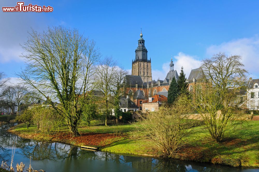 Immagine La città di Zutphen vista dalle mura, Olanda. Comune della provincia di Gelderland, Zutphen si trova sulla riva orientale del fiume IJssel nel punto in cui viene raggiunto dal Berkel.