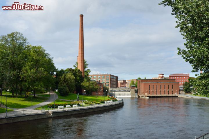 Immagine Città idustriale di Tampere, Finlandia - Grazie allo sfruttamento dell'energia idroelettrica, Tampere, secondo centro urbano del paese per dimensioni, è un importante polo industriale che produce tessuti, carta, legnami, gomma, calzature e metalli raffinati. Molti edifici della città sono stati restaurati e si presentano oggi con facciate in mattoni rossi © Popova Valeriya / Shutterstock.com