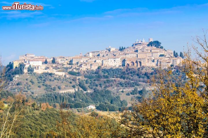 Immagine Vista panoramica di Amelia, città murata in Umbria. - © marcociannarel / Shutterstock.com