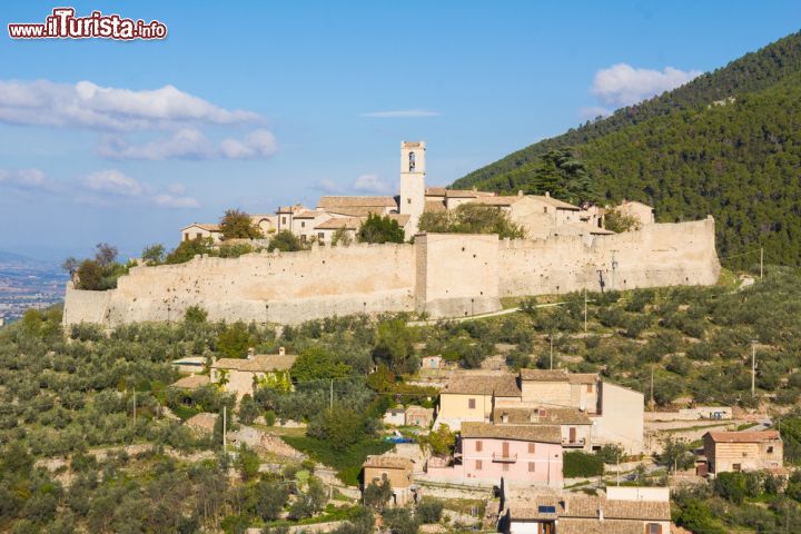 Immagine La città murata di Campello, il borgo sopra Campello sul Clitunno, in Umbria- © Buffy1982 / Shutterstock.com