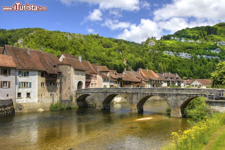Immagine La città murata di Saint Ursanne e ponte medievale sul fiume Doubs: siamo nel Canton Giura in Svizzera - © Rolf E. Staerk / Shutterstock.com