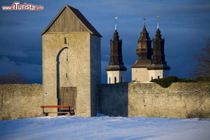 Immagine Il fascino di Visby circondata completamenteda un'alta cinta muraria. Il borgo è accessibile dalle tre porte principali che un tempo regolavano gli ingressi -  Foto © Bildvision AB / Shutterstock.com