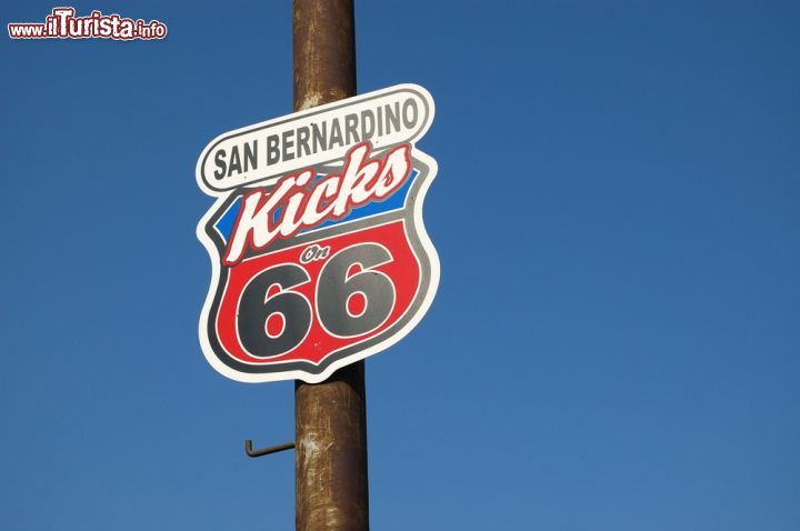 Immagine Un cartello a San Bernardino, la città della California, lungo la Route 66 - © Lowe Llaguno / Shutterstock.com