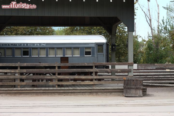 Immagine Città vecchia di Sacramento, California - La zona più interessante da visitare in città è l'Old Sacramento, un'area che comprende sei isolati fra la cittadina moderna e il fiume. Da non perdere il California State Railroad Museum che ospita una vasta racolta di locomotive e vagoni restaurati in maniera esemplare © Alita Bobrov / Shutterstock.com