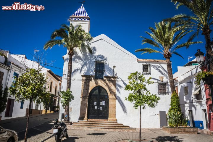 Immagine La città vecchia di Marbella, Spagna. Situato all'interno delle mura antiche della città, il nucleo storico di questa localià spagnola è costituito da due parti: il barrio alto che si sviluppa verso nord e il barrio nuevo che si estende verso est. La città ha mantenuto quasi completamente intatta l'antica forma datata attorno al XVI° secolo - © Anilah / Shutterstock.com