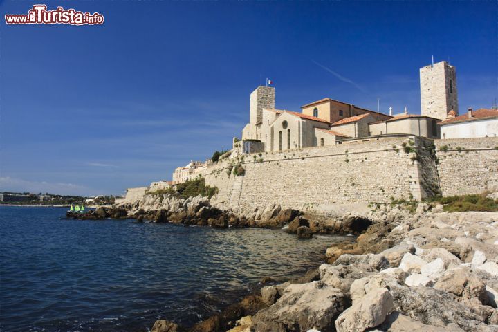 Immagine Panorama sulla cittadella di Antibes, Francia - Il profilo del suo promontorio ha ispirato generazioni di artisti. Ville, magnifici giardini, balconi colorati e mercati profumati di spezie accolgono turisti e visitatori che ogni anno la scelgono come meta turistica: Antibes è uno dei rari esempi di borgo medievale costiero e la sua ottima conservazione la rende una buona destinazione per gli amanti del genere © Nickolay Vinokurov / Shutterstock.com