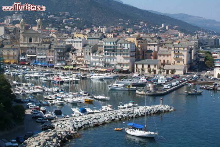 Immagine Cittadella di Terra Nova a Bastia, Corsica. Strutturata come un incantevole labirinto di piccole viuzze, la Cittadella di Bastia, nota anche come Terra Nova, è un elegante quartiere abbarbicato sul promontorio che si affaccia sul vecchio porto della città.