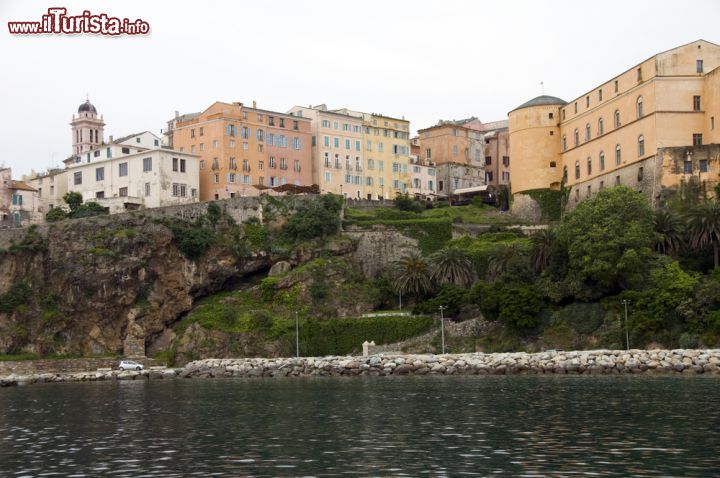 Immagine Cittadella e architettura medievale sopra il vecchio porto di Bastia, Corsica. Questa bella città francese è arroccata sulla scogliera ed è ricca di viuzze strette e di un'atmosfera popolare e mediterranea.