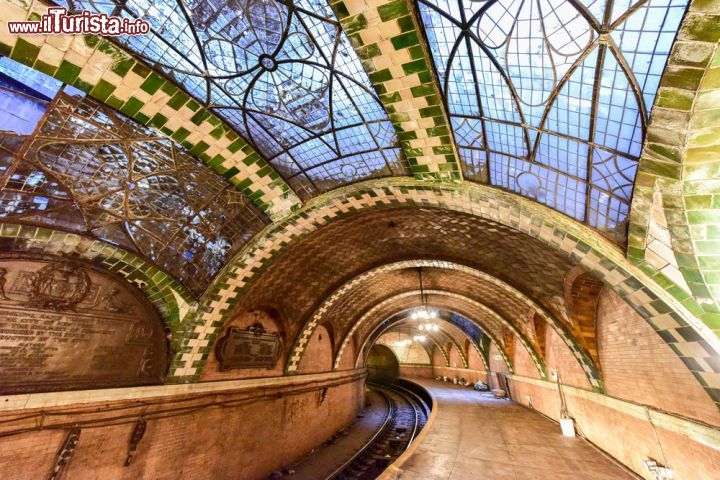 Immagine La City Hall Subway Station a Manhattan. Inaugurata nel 1904 e abbandonata il 31 dicembre 1945 - © Felix Lipov / Shutterstock.com