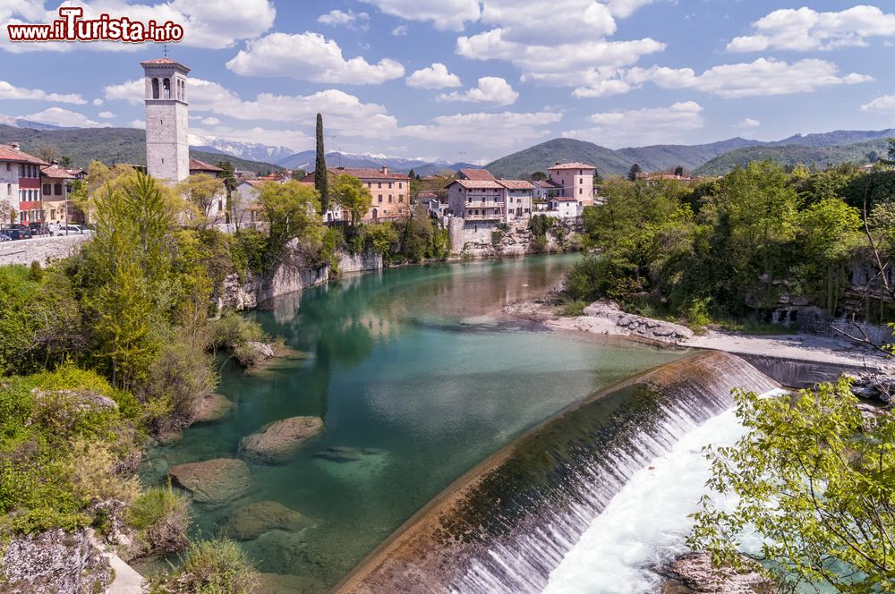 Immagine Cividale del Friuli fotografata dall'alto, Udine, Italia. La città sorge ai piedi dei colli del Friuli orientale, sulle sponde del Natisone.