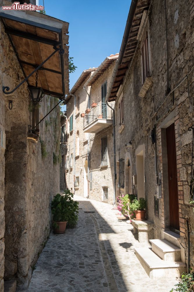 Immagine Civitella del Tronto, Abruzzo: una via del centro storico cittadino.