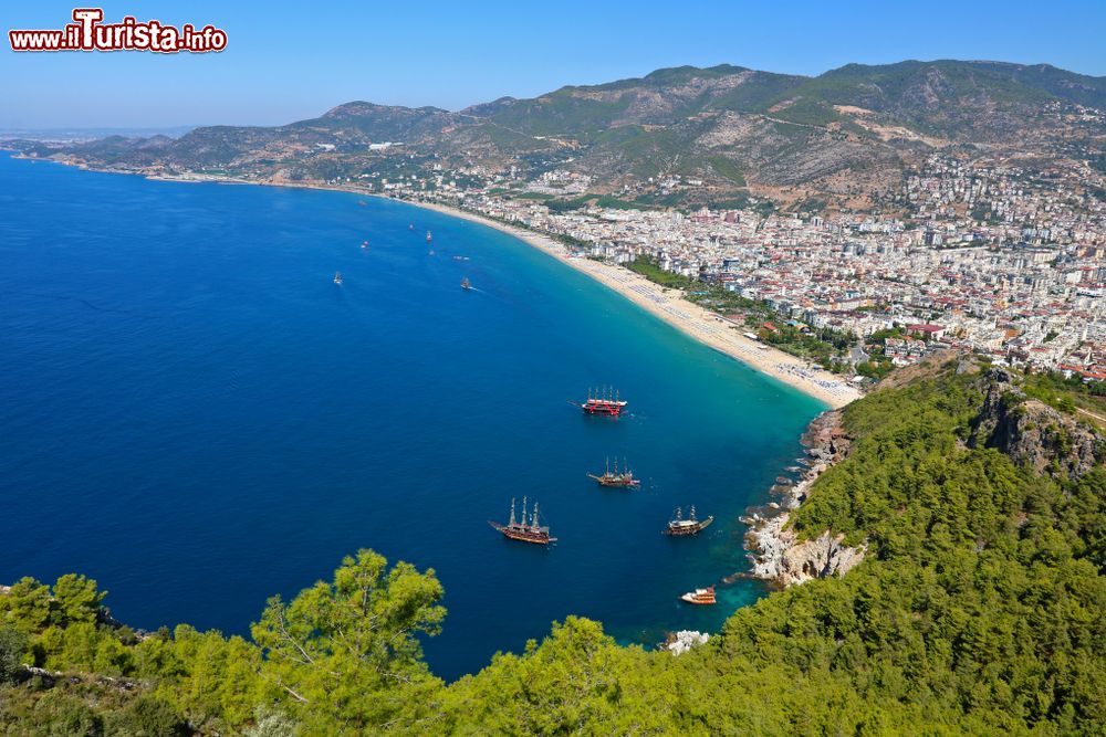 Immagine Cleopatra Beach fotografata dal castello di Alanya, Turchia. La spiaggia di Cleopatra, con la marina, è uno dei gioielli della cittadina turca di Alanya che si affaccia proprio sulle acque del Mar Mediterraneo. Il suo nome lo deve al fatto di aver ospitato, secondo quanto raccontato, le nuotate della famosa regina egiziana.