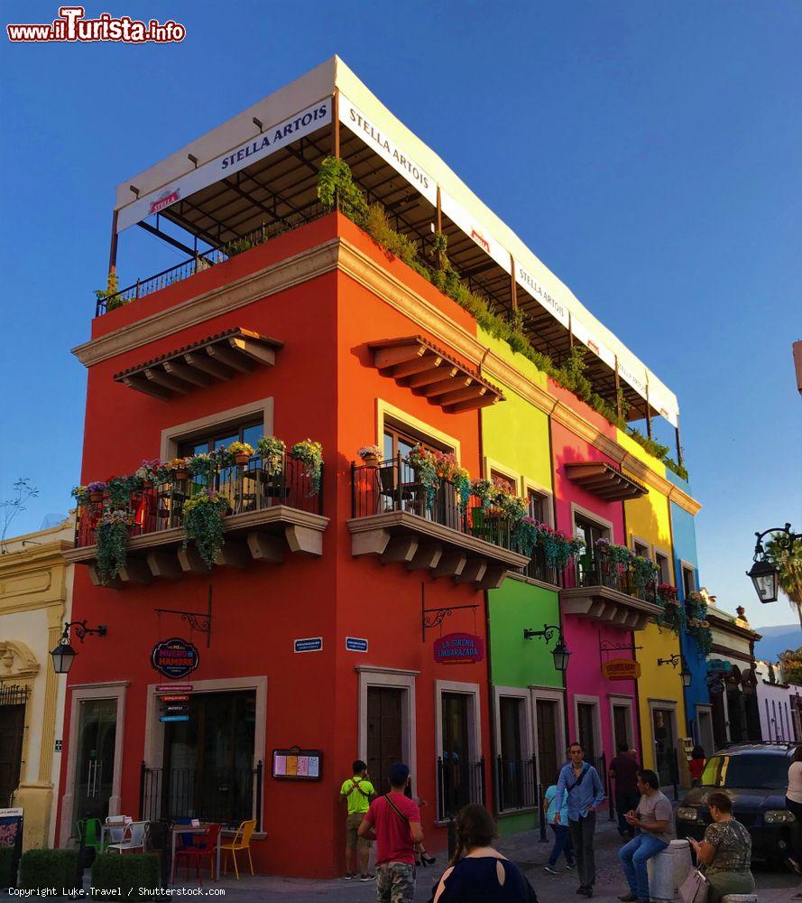 Immagine Clienti fuori da un ristorante nel distretto del Barrio Antiguo di Monterrey, Messico - © Luke.Travel / Shutterstock.com