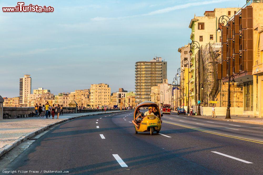 Immagine Un coco taxi sul Malecòn dell'Avana (Cuba) al tramonto. Questo mezzo è molto comodo per spostarsi in città da un quartiere all'altro - © Filipe Frazao / Shutterstock.com